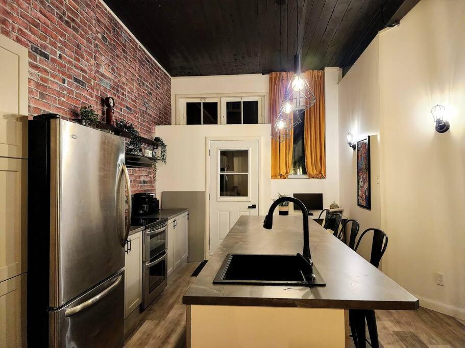 Loft Style Industriel-Centre-Ville+Parking Gratuit Квебек Номер фото