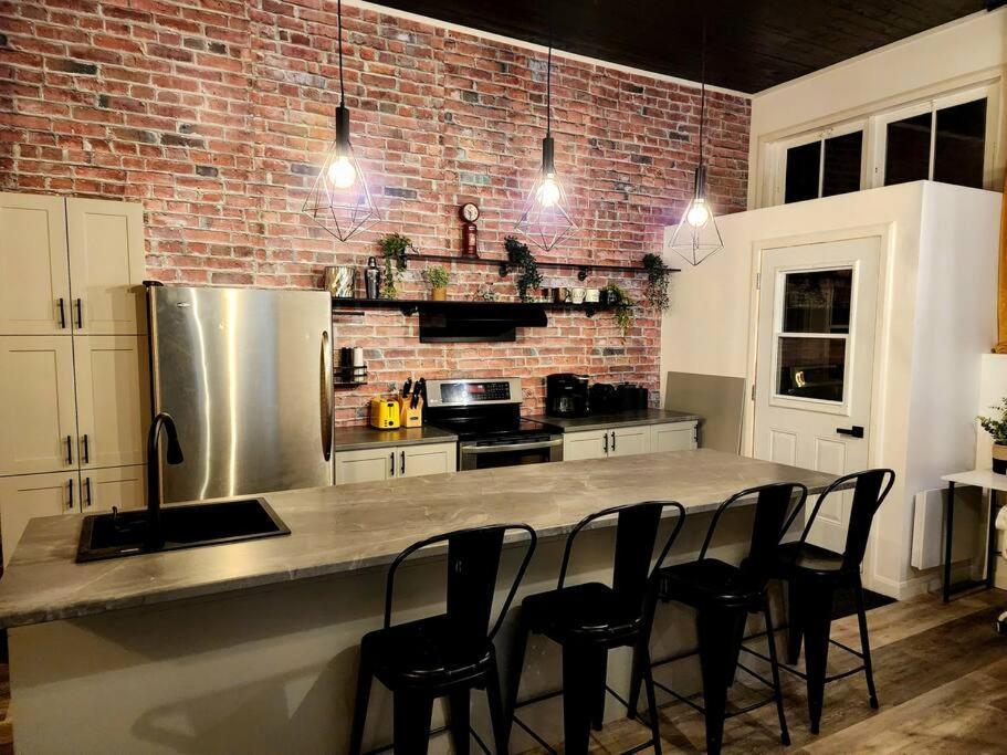 Loft Style Industriel-Centre-Ville+Parking Gratuit Квебек Номер фото
