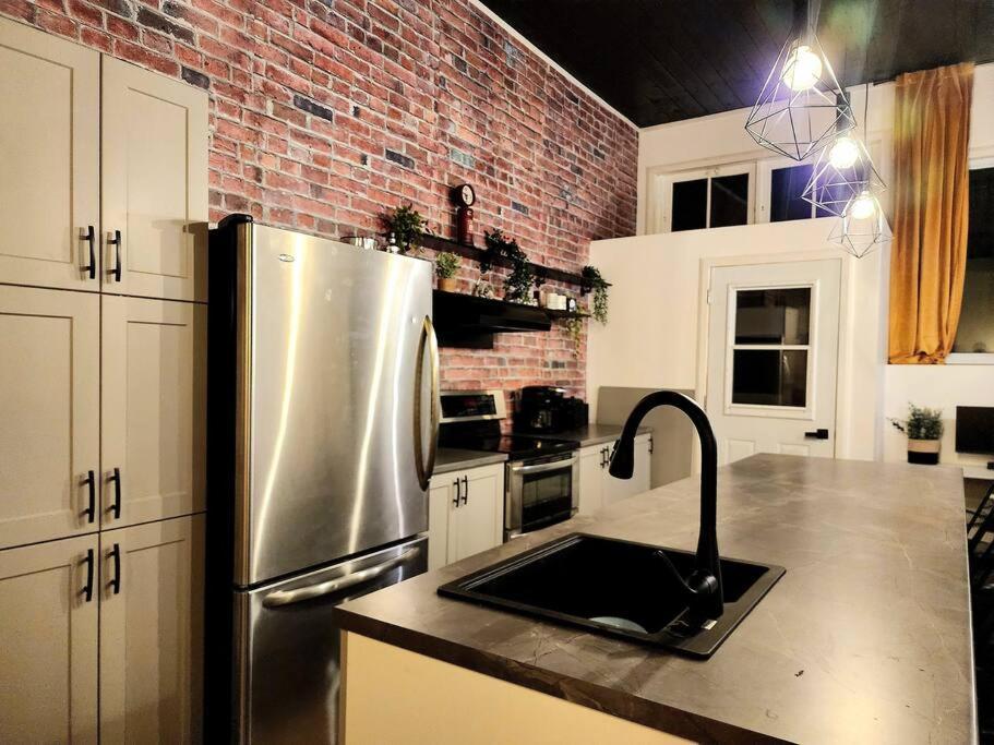 Loft Style Industriel-Centre-Ville+Parking Gratuit Квебек Номер фото